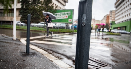 Ezért cserélik címeres felhajtásgátlókra a régi oszlopokat Csíkszeredában